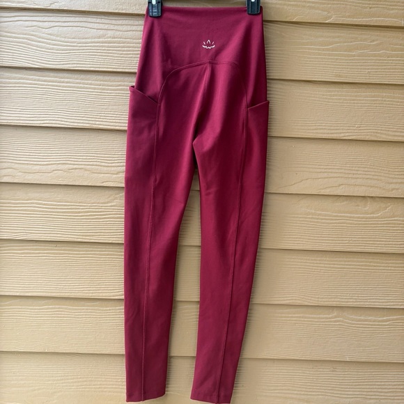 Beyond Yoga Powerbeyond Pocket Midi Legging in Merlot Size XS - Picture 8 of 10
